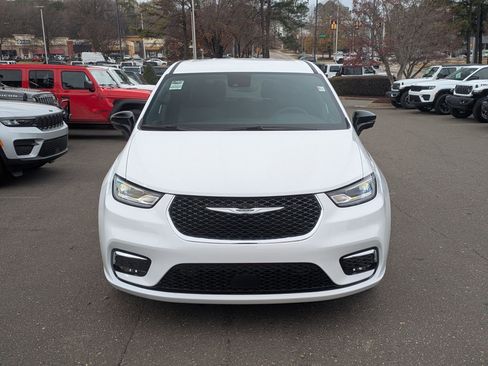 New 2026 Chrysler Pacifica Select image 2