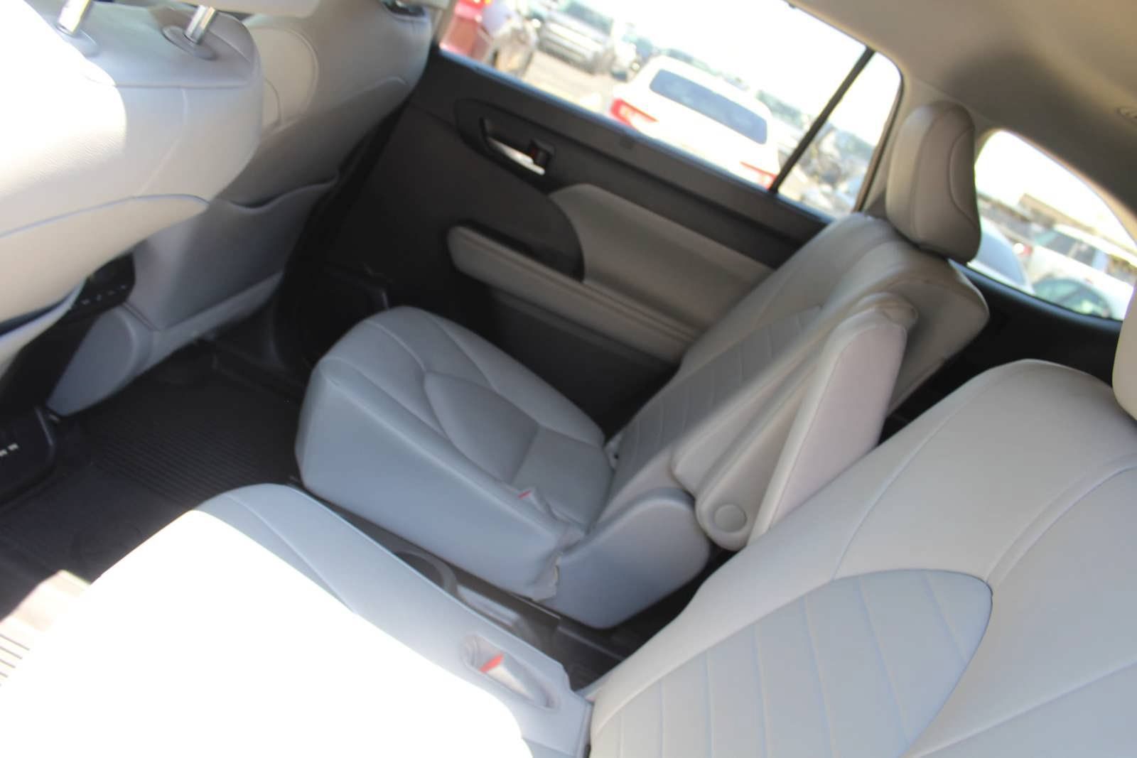 Used 2020 Toyota Highlander XLE AWD/4WD image 16