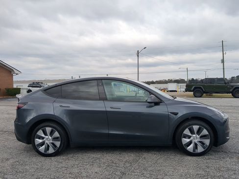 Used 2023 Tesla Model Y Long Range image 3