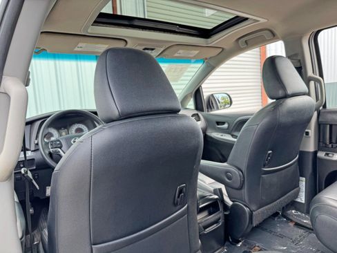 Used 2015 Toyota Sienna SE Premium image 33