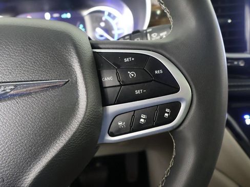 Used 2023 Chrysler Pacifica Limited FWD image 45