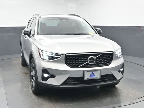 Used 2023 Volvo XC40 B5 Plus w/ Driver Assist Package image 2