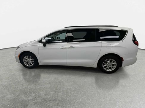 Used 2023 Chrysler Pacifica Touring-L FWD image 5