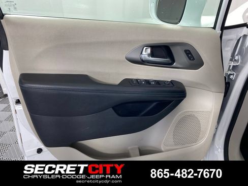 Used 2021 Chrysler Pacifica Touring-L FWD image 12