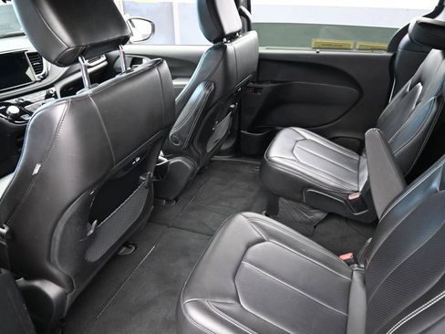 Used 2023 Chrysler Pacifica Touring-L w/ S Appearance Package image 34