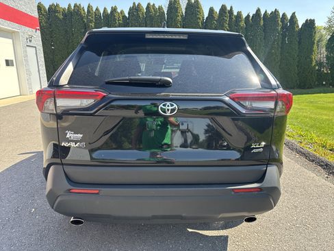 Used 2025 Toyota RAV4 XLE AWD/4WD image 4