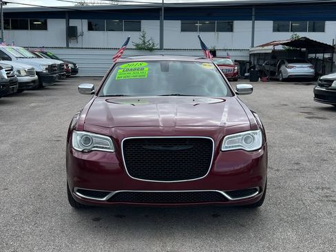 Used 2018 Chrysler 300 Touring w/ Chrome Appearance Package image 3