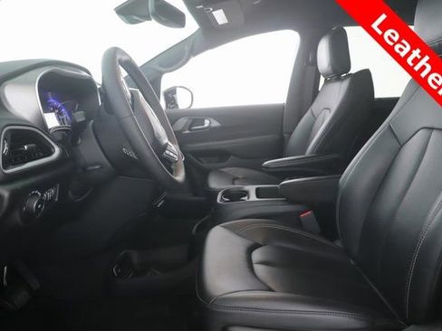 Used 2025 Chrysler Pacifica Select image 16