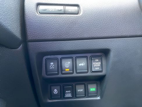 Used 2017 Nissan Rogue SV AWD/4WD image 18