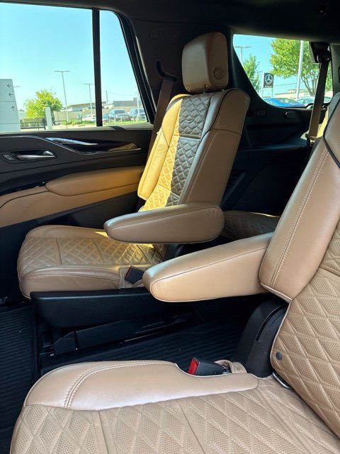 Used 2021 Cadillac Escalade Premium Luxury AWD/4WD image 4
