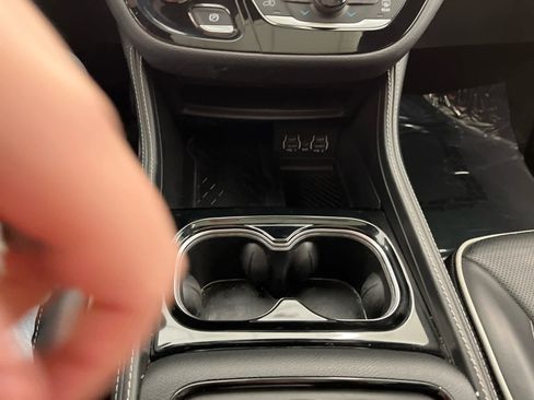 Used 2025 Chrysler Pacifica Limited image 28