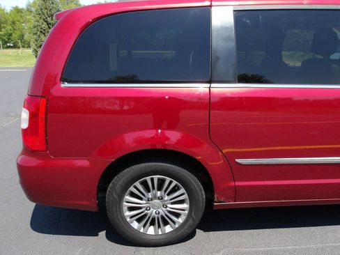 Used 2013 Chrysler Town & Country Touring-L w/ Driver Convenience Group FWD image 33
