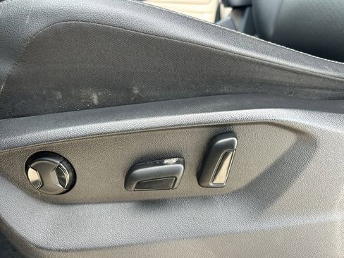 Used 2019 Volkswagen Tiguan SE image 12