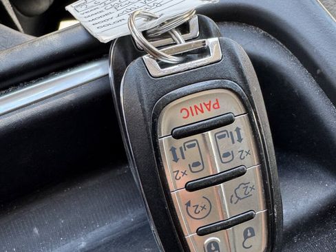 Used 2019 Chrysler Pacifica Touring-L FWD image 34