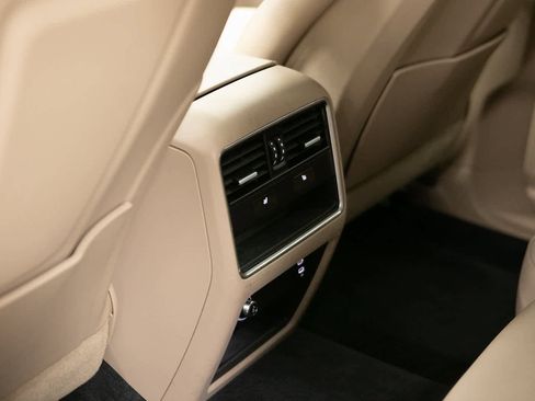 Certified 2022 Porsche Cayenne Platinum Edition image 24