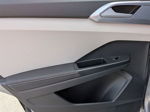 Used 2025 Volkswagen Taos SE image 23