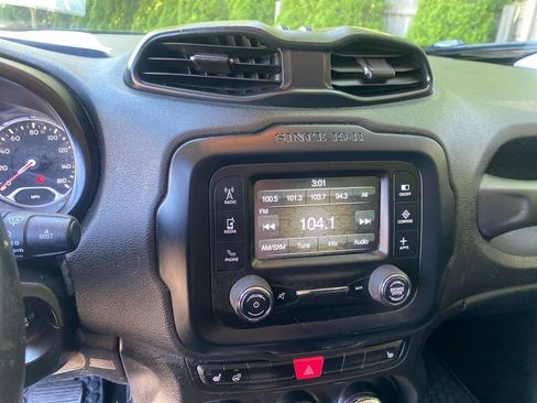 Used 2016 Jeep Renegade Latitude w/ Cold Weather Group FWD image 13
