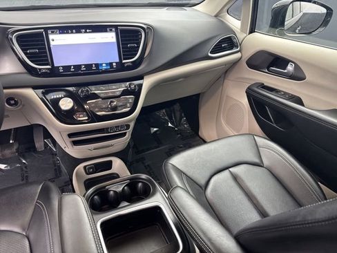 Used 2024 Chrysler Pacifica Touring-L image 15