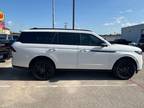 Used 2025 Lincoln Navigator Reserve w/ Jet Appearance Package AWD/4WD image 3