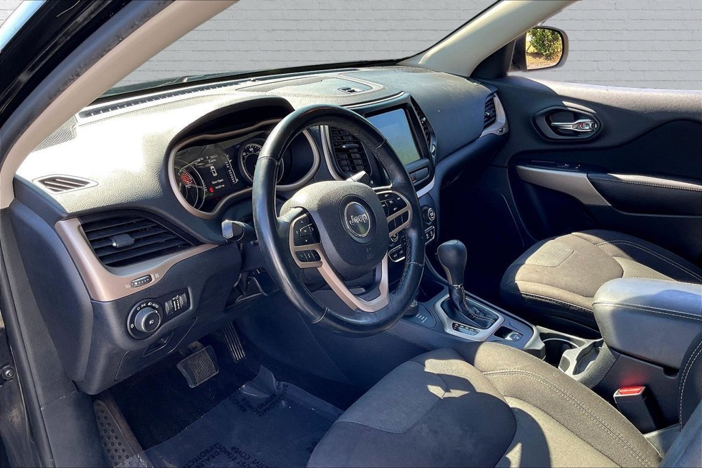 Used 2017 Jeep Cherokee Latitude w/ Cold Weather Group AWD/4WD image 16