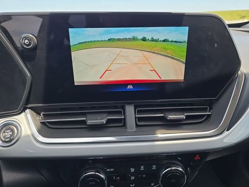 Used 2025 Chevrolet Trax LT w/ LT Convenience Package image 23