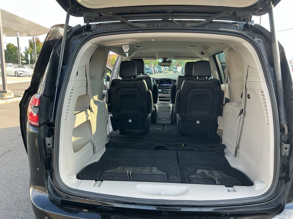 Used 2024 Chrysler Pacifica Touring-L FWD image 14