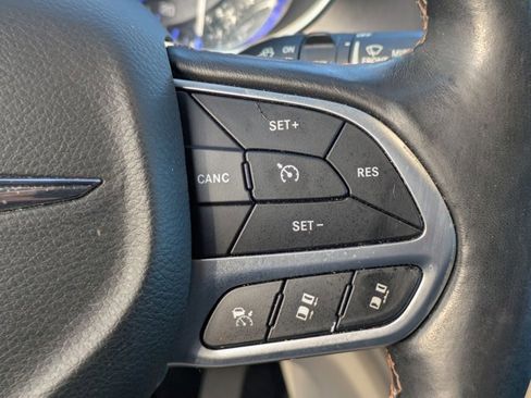 Used 2020 Chrysler Pacifica Touring-L Plus w/ Tire & Wheel Group FWD image 5