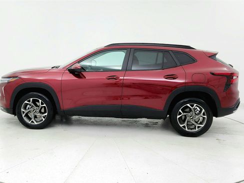 Used 2025 Chevrolet Trax LT w/ LT Convenience Package FWD image 2