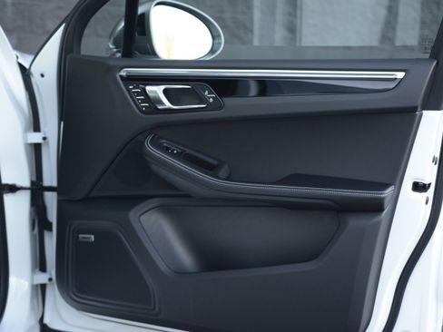 Certified 2025 Porsche Macan Turbo AWD/4WD image 25