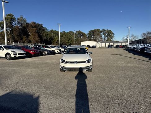 Used 2018 Volkswagen Golf Alltrack SEL image 2