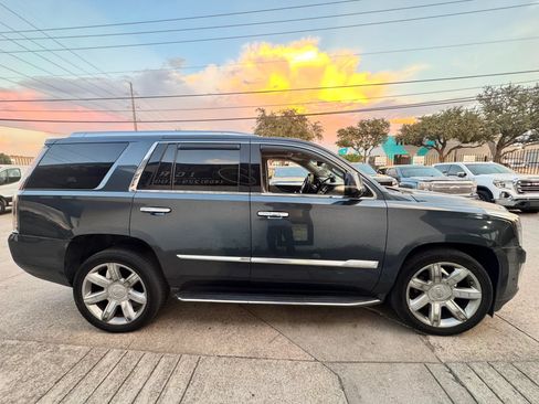 Used 2019 Cadillac Escalade Luxury AWD/4WD image 4
