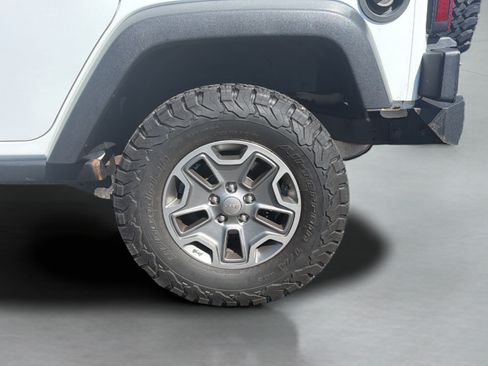 Used 2015 Jeep Wrangler Unlimited Rubicon w/ Connectivity Group AWD/4WD image 43