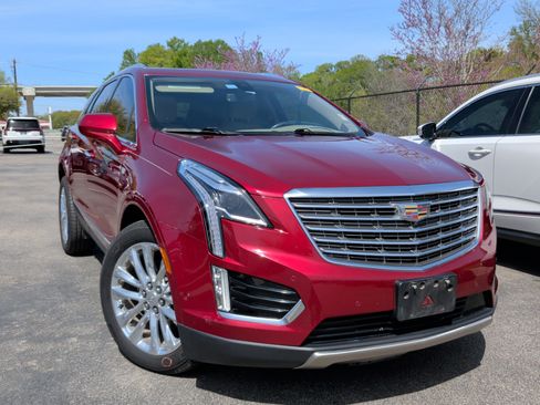 Used 2019 Cadillac XT5 Platinum image 2