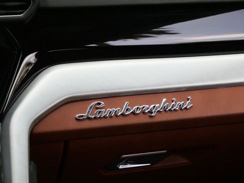 Used 2022 Lamborghini Urus AWD/4WD image 22