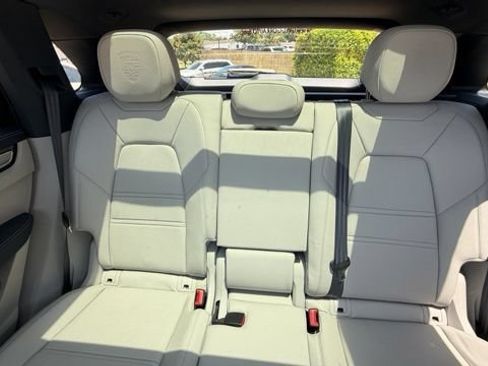 Used 2022 Porsche Cayenne Platinum Edition AWD/4WD image 18