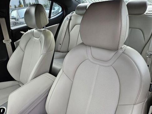 Used 2022 Genesis G70 2.0T image 12