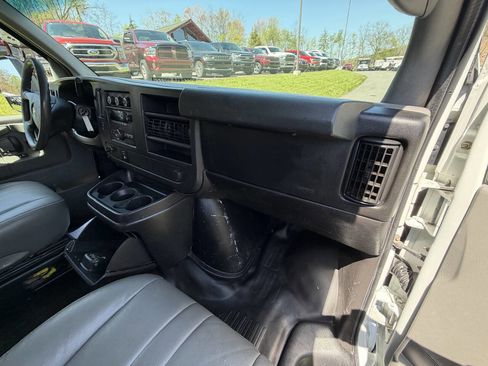 Used 2011 Chevrolet Express 3500 RWD image 52