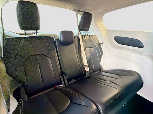 Used 2023 Chrysler Pacifica Touring-L FWD image 29