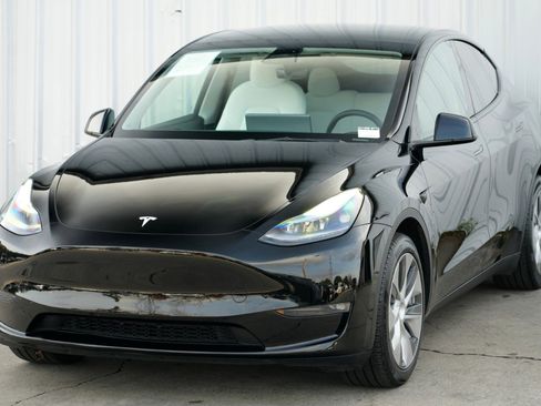 Used 2023 Tesla Model Y Long Range image 50