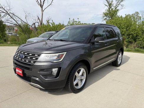 Used 2016 Ford Explorer XLT w/ Equipment Group 202A AWD/4WD image 3