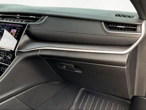 Used 2025 Jeep Grand Cherokee L Limited w/ Luxury Tech Group II image 19