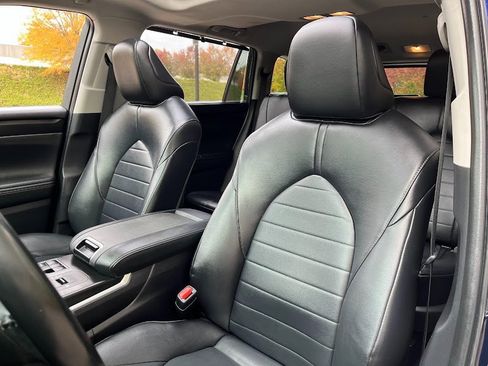 Used 2023 Toyota Highlander XLE image 9