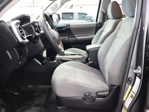 Used 2017 Toyota Tacoma SR5 w/ Tow Package RWD image 6