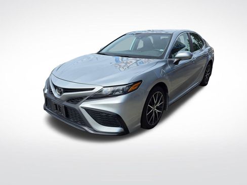 Used 2023 Toyota Camry SE image 2