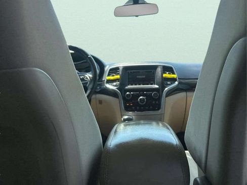 Used 2019 Jeep Grand Cherokee Laredo RWD image 12