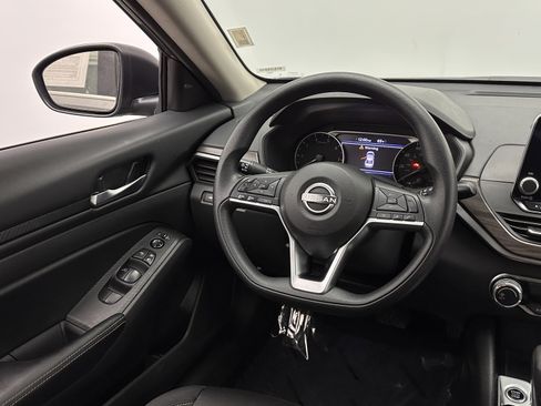 Used 2024 Nissan Altima 2.5 SV image 27