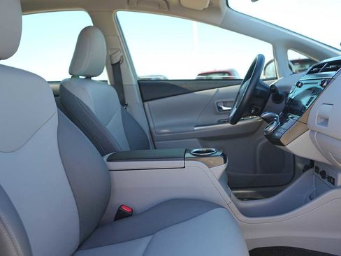 Used 2017 Toyota Prius V Four image 15