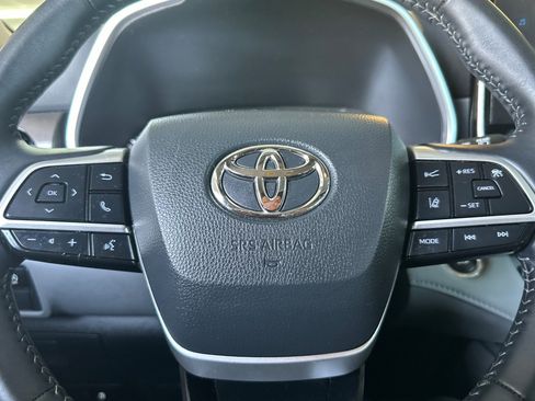 Used 2024 Toyota Highlander XLE AWD/4WD image 24