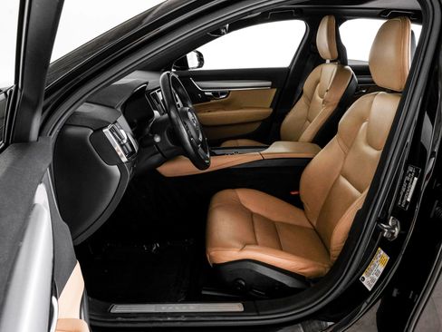 Used 2017 Volvo S90 T6 Momentum w/ Vision Package image 3