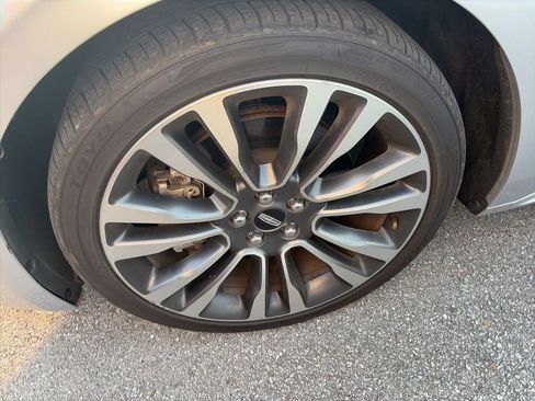 Used 2018 Lincoln Continental Select image 33